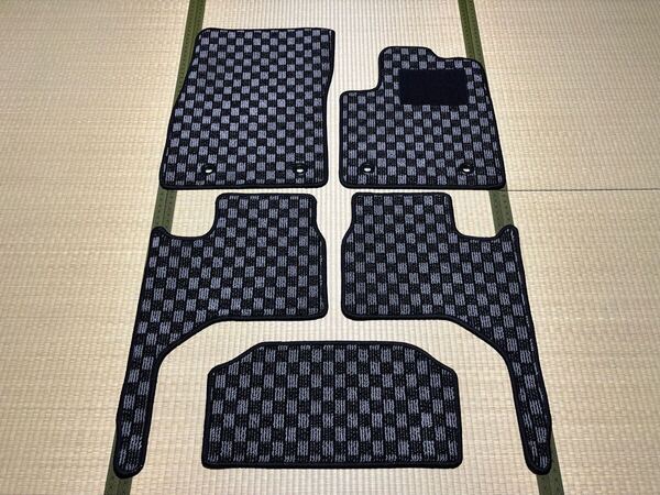 ■送料無料■トヨタ ランクル 300系 5人乗車 チェックグレー フロアマット カーマット 日本産 新品 アウトドア(年式:R3年8月~現行)
