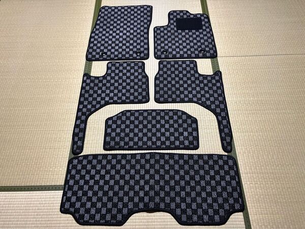 ■送料無料■トヨタ ランクル 300系 7人乗車 チェックグレー フロアマット カーマット 日本産 新品 アウトドア(年式:R3年8月~現行)