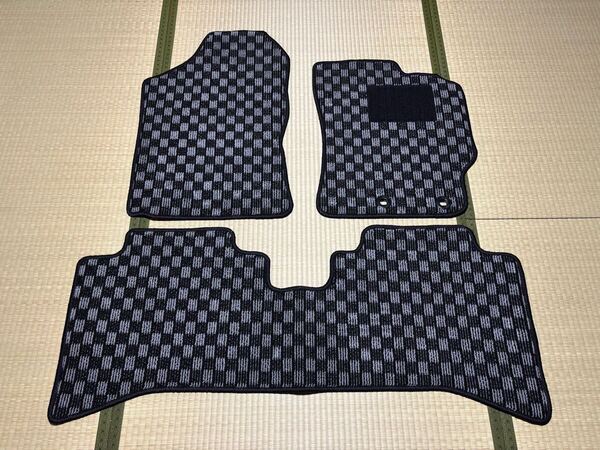 ■送料無料■トヨタ カローラフィールダー NKE165G 後期 HV用 チェックグレー 灰黒 フロアマット 日本産 新品(年式:H27年3月~現行)