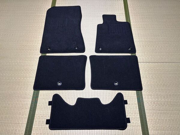 ■送料無料■トヨタ クラウン 220系 2WD用 黒無地/ブラック フロアマット カーマット 日本産 新品 BIP(年式:H30年6月~R4年7月)