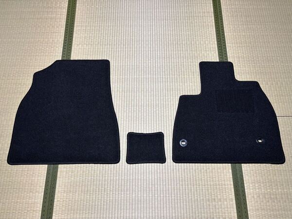 ■送料無料■トヨタ ノア ヴォクシー 90系 フロント3枚 コンソールBOX付車用 黒無地 フロアマット 日本産 新品(年式:R4年1月~現行)
