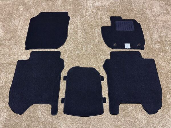 ■送料無料■ホンダ フィットハイブリッド GK系/GP系 黒無地 フロアマット 日本産 新品 アウトドア(年式:H25年9月~R2年2月)