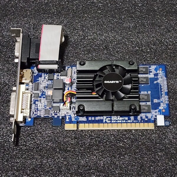 GIGABYTE GEFORCE GT610 1GB DDR3/GV-N610-1GI 補助電源不要 動作確認済み PCパーツ グラフィックカード PCIExpress