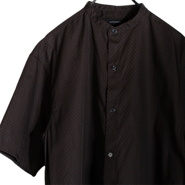 美品 WillLOUNGE ウィルラウンジ 半袖シャツ バンドカラーシャツ 総柄 幾何学模様 メンズ Mサイズ ブラック系 薄手生地