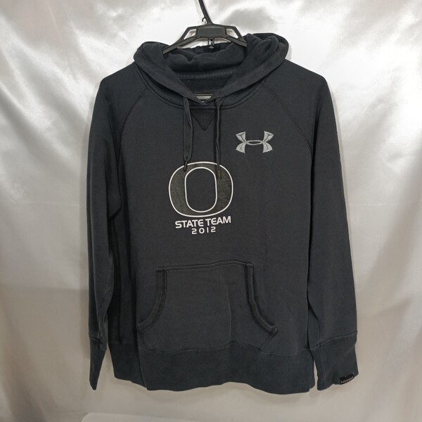 134♪USユーズド★UNDER ARMOUR(アンダーアーマー)プリントビッグロゴプルオーバーブラックMサイズ(着用感Lサイズ)