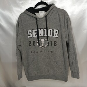 134♪USユーズド★Jostens製SENIOR2018 clusic mmxviiiパーカー立体ロゴグレーMサイズ