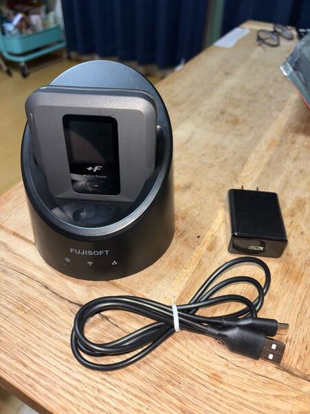 FS040W本体とホームキットのみです。バッテリーレス SIMフリー モバイルルーター