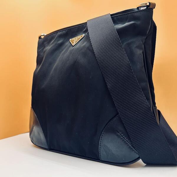 PRADA プラダ ナイロンバッグ ショルダーバッグ クロスボディ 斜め掛けバッグ メンズ レディース ユニセックス 軽量 三角ロゴプレート 黒