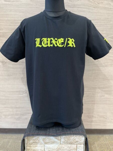 LEXE/R ラグジュ スポーツ ブラック蛍光イエローロゴ Mサイズ ネオンカラーコードししゅう Tシャツ 半袖 スムース ストレッチ素材
