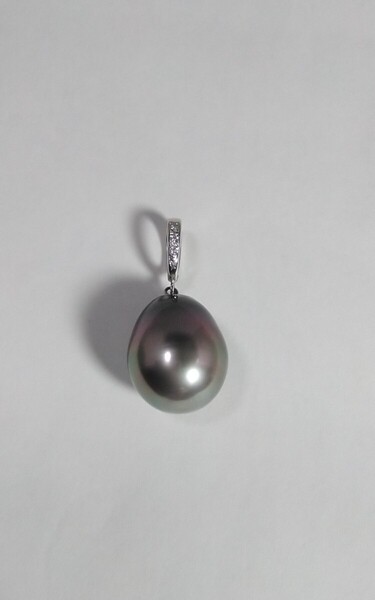 Pt黒蝶バロック真珠ダイヤペンダント!D0.01ct.。16.5×13.2mm。凹凸有り。