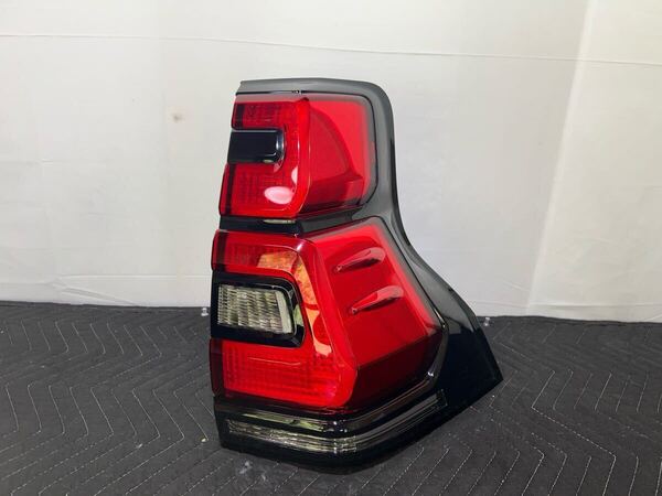 【破損無し】ランドクルーザープラド TRJ150W 150系 後期 テールランプ 右側 運転席側 RT 純正 ランクルSTANLEY 60-268 割れヒビ無し