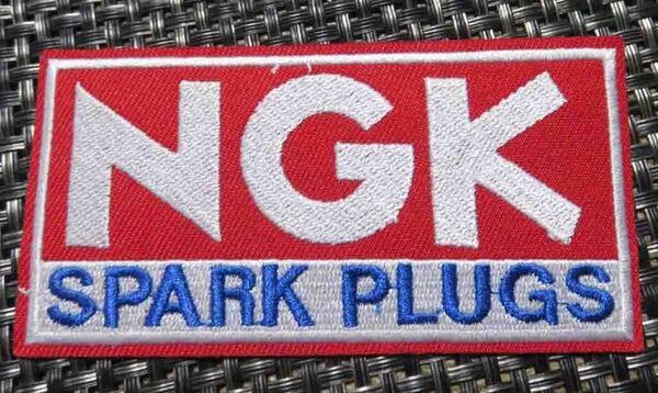 赤白NK長方形◇◆新品NGK スパーク プラグ 刺繍ワッペン(パッチ)◆自動車 バイク レース 修理 レーシング■洋服・衣類・衣服DIY