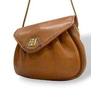 美品 ジバンシー ショルダーバッグ 茶 ヴィンテージ 4Gロゴ 斜めがけ E6