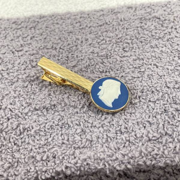 【ウェッジウッド】ネクタイピン Wedgwood ゴールド 青 結婚式 フォーマル ビジネス パーティー ジャスパー 男性 戦士 英国製