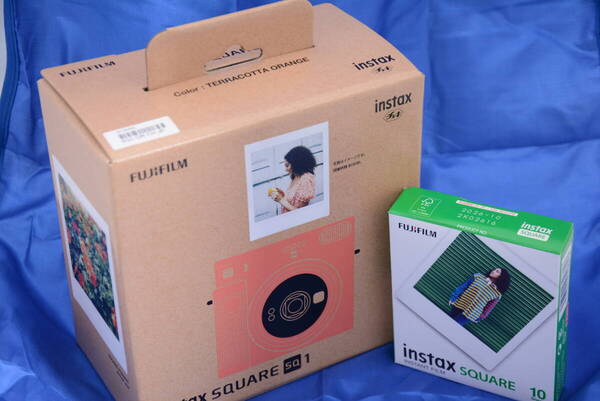 【送料無料】【新品】富士フイルム INSTAX SQUARE SQ1 テラコッタオレンジ+チェキスクエアフィルム INSTAX SQUARE 1パック⑤