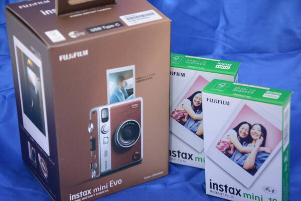 【送料無料】【新品】富士フイルム instax mini Evo ブラウン INS MINI EVO C +チェキフィルム instax mini JP1 10枚入×2セット ⑧