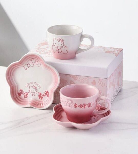 ル・クルーゼ サンリオハローキティコラボマグカップ2客セット