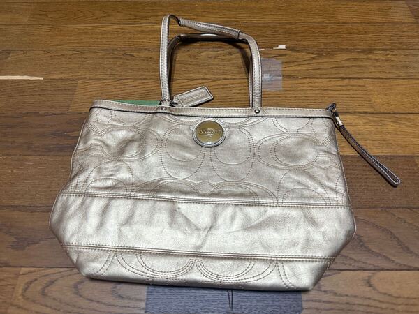 コーチ COACH ハンドバッグ トートバッグ カバン かばん 鞄 肩掛け シグネチャー 光沢 メタリック ゴールド