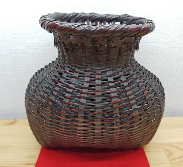 【逢絢亭】茶道具 花入 掛花入 掛花篭 掛花籠 唐物写 中の落としは竹製 木製 篭師 鈴木竹朋斎 共箱入り