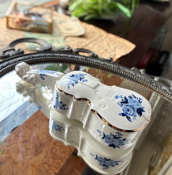 ウッドベース 小物入れ 陶器 ブルーローズ バラ コントラバス 容器 置物