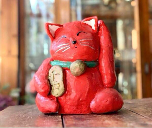 招き猫 赤 左手上げ 縁起物 赤猫 粘土 置物 飾り 千両 高さ19cm ラッキーキャット ウェルカムキャット レッド 和風