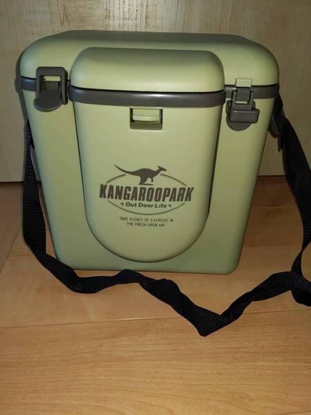 即決●送料無料【クーラーボックス ★超小型 4L 保冷ボックス】KANGAROO PARK ★ナイフ缶切りミニまな板付き★キャンプ*くすみグリーン
