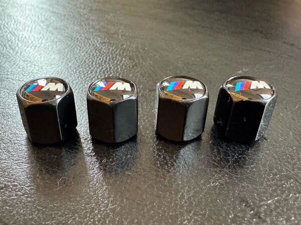 8 送料無料 高級良質 ブラック 黒 BMW Mテク MⅢ エアバルブ M M3 M4 M5 M6 M7 M8 M2 M1 X1 X2 X3 X4 X5 X6 X7 X8 328 335 528 535 Z3 Z4 Z