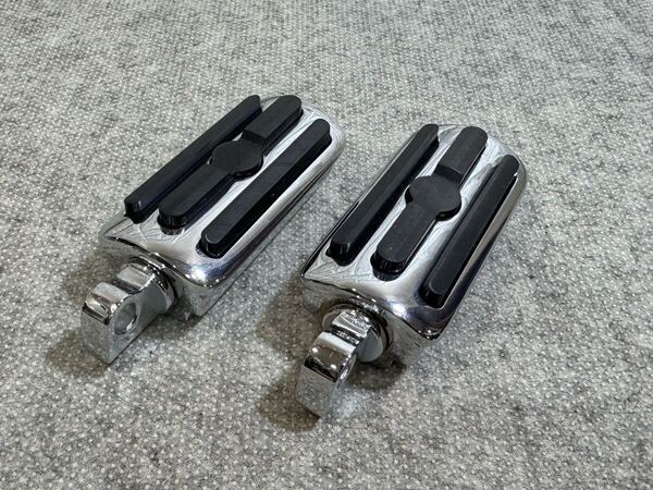 3 送料無料 新品 Ⅲ クローム メッキ ペグ アジャスタブル ハイウェイ 用 調整可 ツーリング ソフテイル ダイナ スポーツスター FLH FLS XL