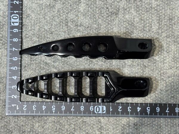 v 送料無料 新品 ブラック ペダル ペグ XL スポーツスター アジャスタブル ハイウェイ ツーリング ソフテイル ダイナ FLH FLS RSD XL883 48