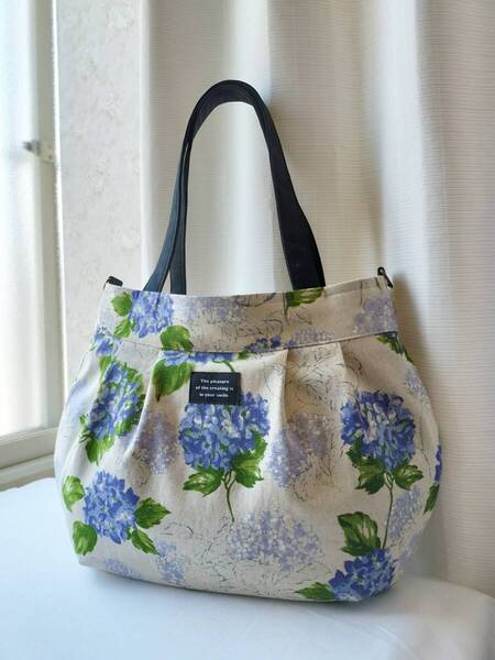 タック入りバッグL 紫陽花柄 生成り×ブルー