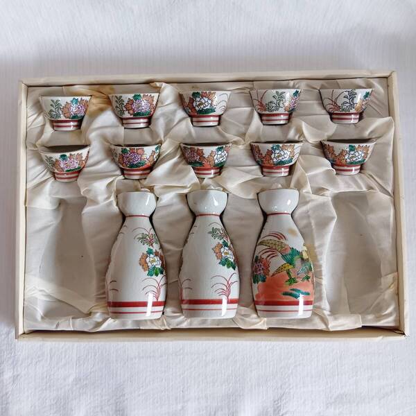 【中古】九谷焼 徳利3本・お猪口10個