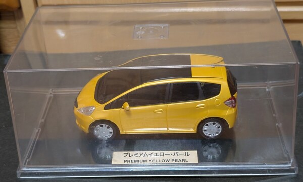 ホンダ フィット プレミアムイエロー・パール 1/24 カラーサンプル ミニカー