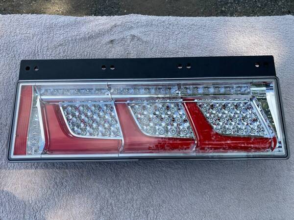 小糸3連テールランプLED ノーマルターン リレー無し 新車外し KOITO 美品 左のみ