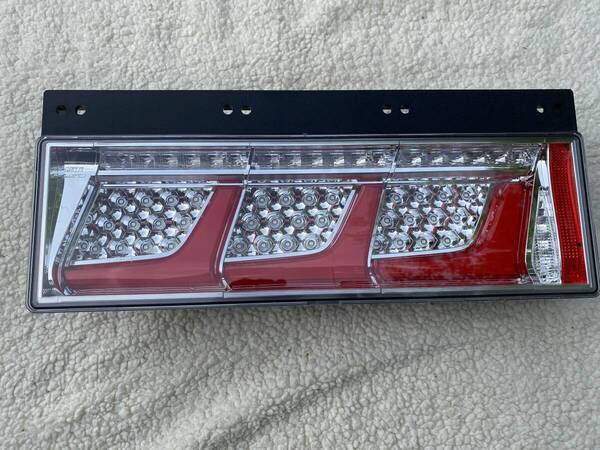 小糸 3連 新車外し LEDテールランプ リレー無し ノーマルターン 右のみ 美品 KOITO