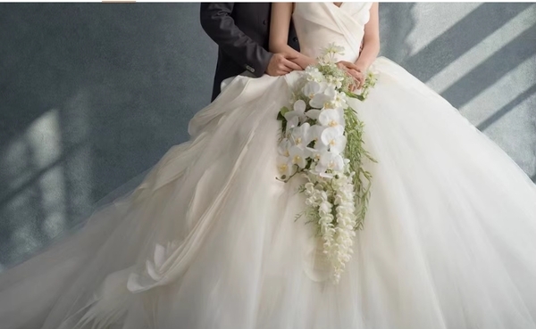 カスタマイズされた造花ブーケ、白い胡蝶蘭、結婚式の写真小道具、高級滝型フェイクブーケ