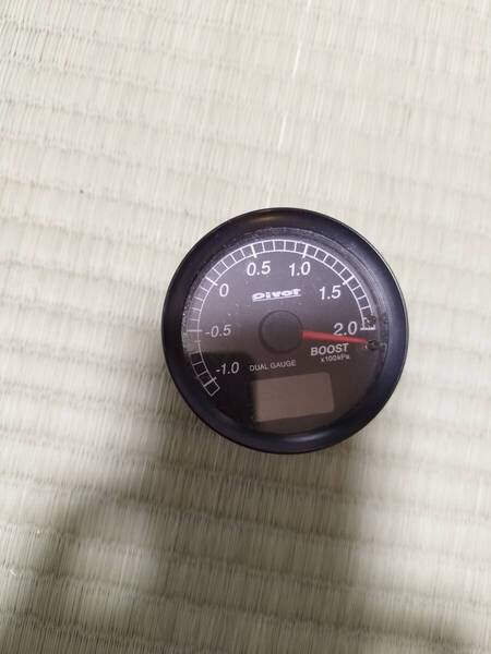 【中古品】ピボット PIVOT デュアルゲージ DUAL GAUGE DXB-B φ60 ブースト計 水温計 電圧計 ホワイト照明 緑デジタル表示 生産終了品