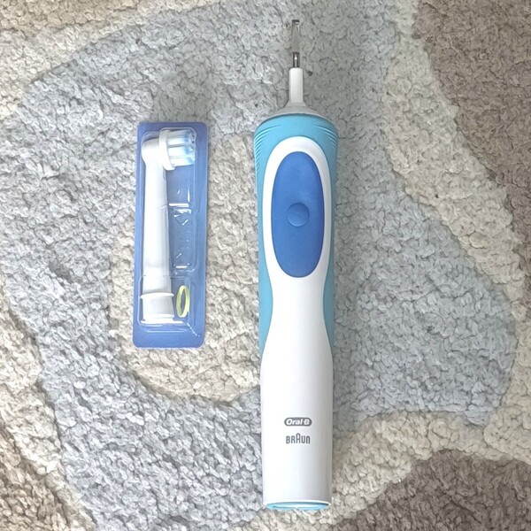 Oral-Bの電動歯ブラシと替えブラシのセットです。本体は使用しましたが、目立った傷や汚れはありません。替えブラシは未使用品です。