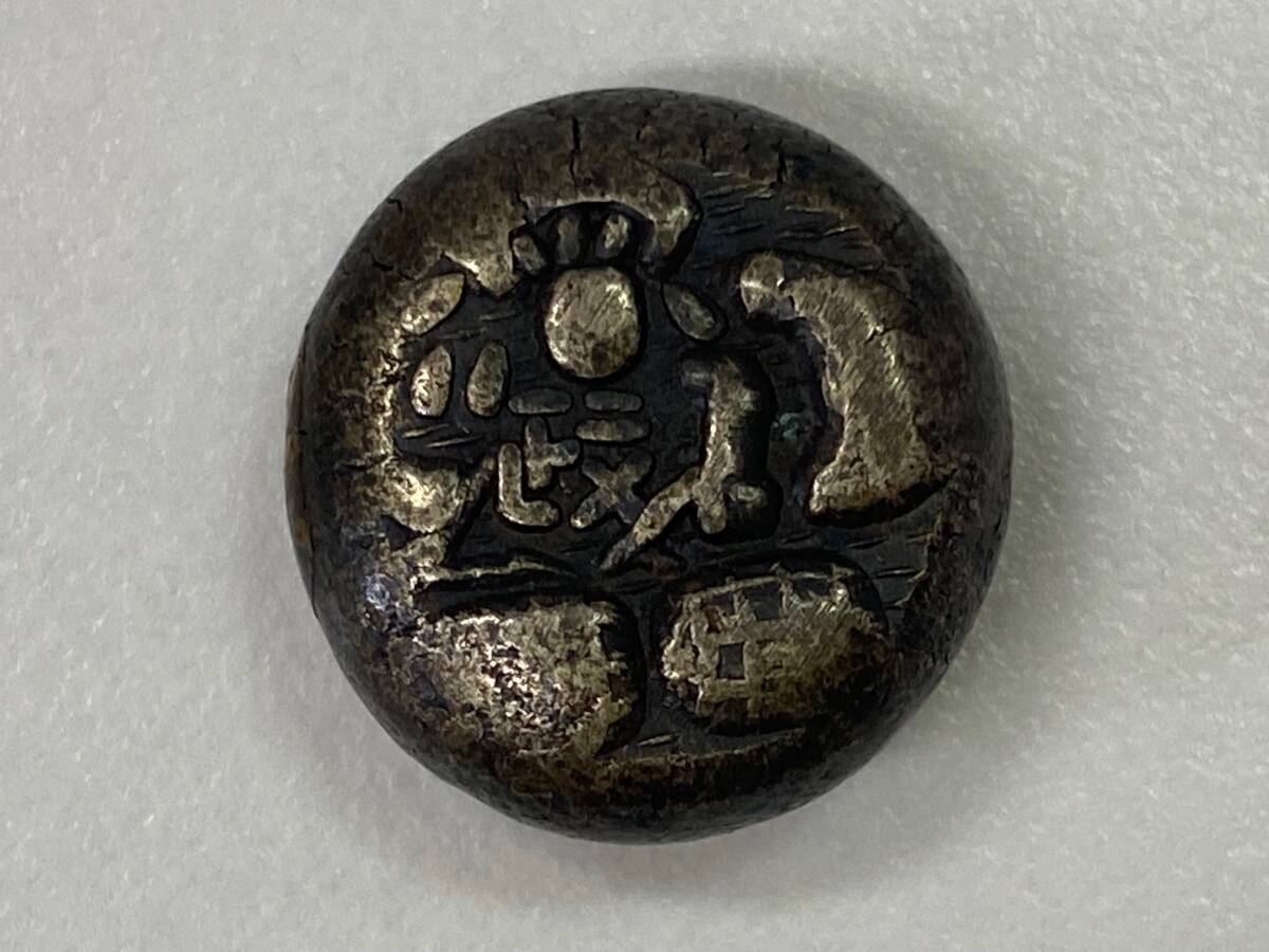 [ старая монета ] дешево . бобы доска серебряный . знак большой чёрный одна сторона ( дешево . бобы доска серебряный )[ вес : примерно 7.8g]