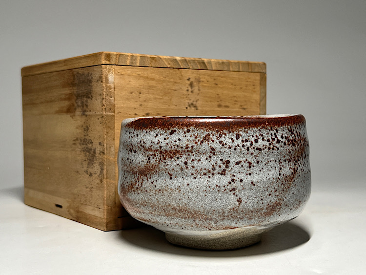 美濃焼伝統工芸品協同組合 | 鼠志野茶碗