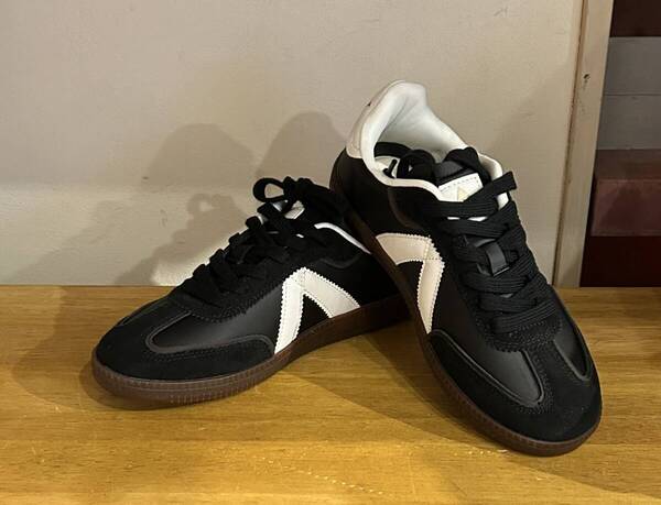 新品★フランスブランドの軽量スニーカー★黒・白★24.0㎝