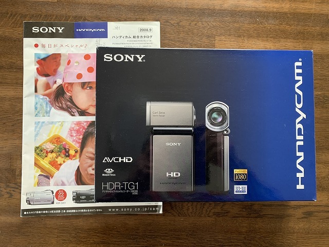 日常のヒトコマを手軽に動画で――ソニー「HDR-TG1」：レビュー（1