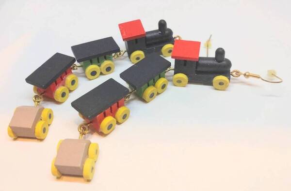 送料無料! 列車 汽車 ぽっぽや ピアス 両耳用 ストリート 病み系 ゴスロリ ロック ネオスマ