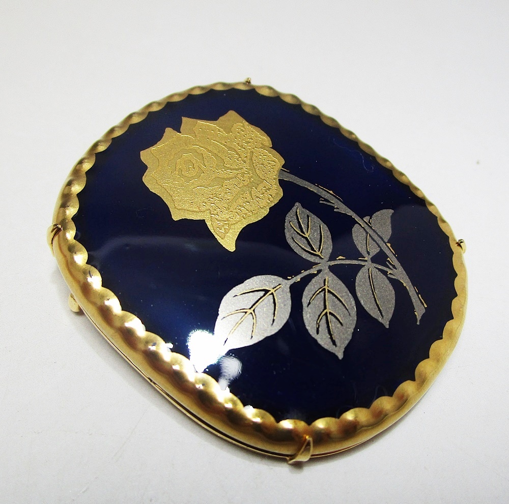 3423　大倉陶園ブローチ 直営店限定＞金蝕バラ ペンダントブローチ