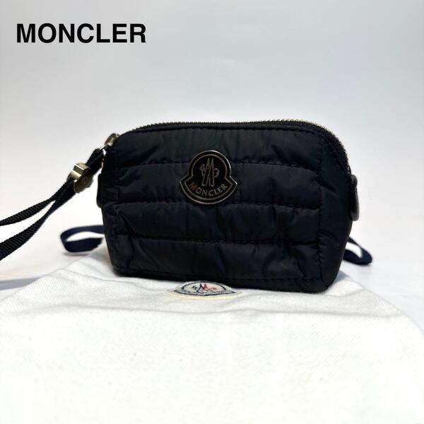 p20【極美品】保存袋付 モンクレール MONCLER ロゴプレート ナイロン ブラック 黒 ポーチ ハンドバッグ セカンドバッグ