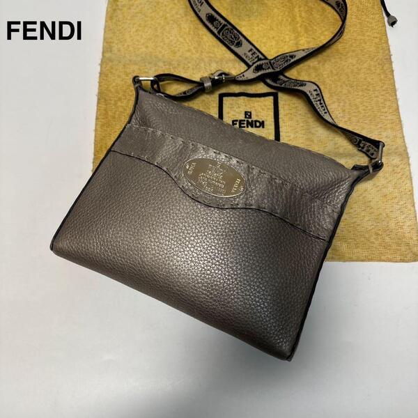 p71 フェンディ FENDI レザー セレリア ロゴプレート ショルダーバッグ サコッシュ