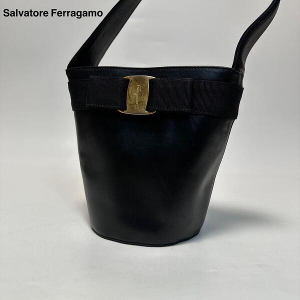 q03【美品】サルヴァトーレフェラガモ Salvatore Ferragamo ヴァラリボン バケツ型 ブラック 黒 レザー ハンドバッグ ワンショルダー
