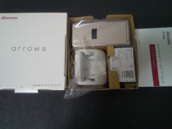 【希少 未使用② ゴールド SIMフリー 送料無料】docomo arrows ケータイ ベーシック F-41C 白ロム 防塵 防水 耐衝撃 残債務無し 判定○