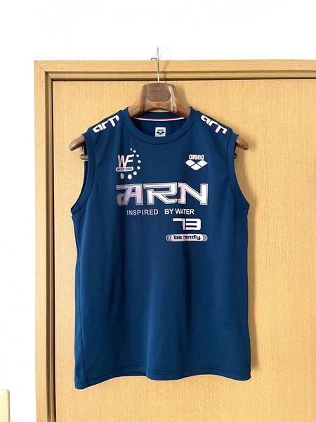 ☆arenaアリーナ☆グラフィックプリントノースリーブシャツ吸水早乾性スポーツ生地M水泳ランニング タンクトップ ノースリーブ