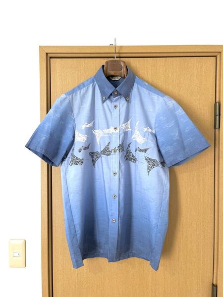 定価10.780円☆超美品☆「琉球の里」かりゆしウェア半袖シャツ☆ジンベイザメ柄 L ボタンダウンシャツ アロハシャツ