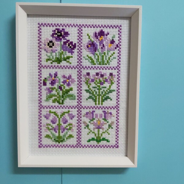 クロスステッチ刺繍完成品(パステルカラーの小花たち・紫系)ハンドメイド・額入り